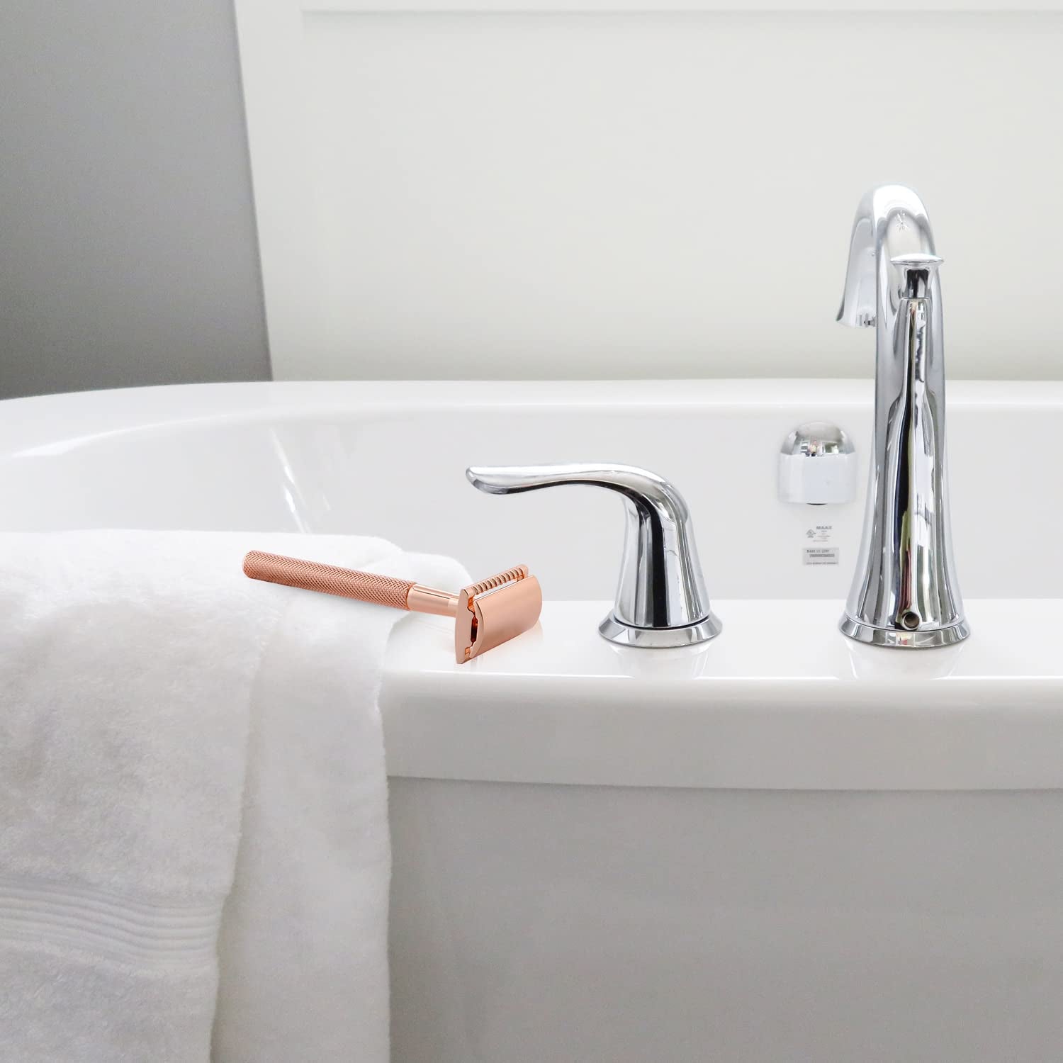 Safety Razors for Sensitive Skin,Single Blade Razor with 10 Double Edge Blades,Reusable Metal Razor for a Smooth and Clean Shave(Rose Gold)